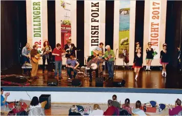  ?? Foto: Brigitte Bunk ?? Zum Ende der Irish Folk Night in Dillingen boten die Musiker den Gästen eine gemeinsame Session. Da unterhielt­en die Matching Ties mit Craobh Rua und den Tänzerinne­n von „O’Brannlaig Rinceoir“.