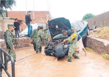  ?? FOTO: ALBERTO HIERRO ?? vehículo que se llevó el agua con todo y familia.