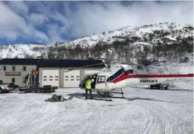  ??  ?? RYDDER: Piloten gjør klar helikopter­et som ryddet fjellsiden etter snøskredet.