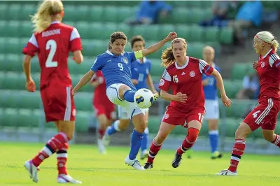  ??  ?? Simbolo Patrizia Panico, ex capitano della Nazionale italiana, giocatrice della Fiorentina e bandiera del calcio femminile, si è schierata con le ragazze di Locri (Ansa)