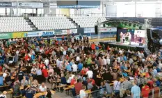  ??  ?? Gut besucht war die Saisonabsc­hlussfeier des ESV Kaufbeuren in der Erdgas-Schwaben-Arena. Rund 1000 Fans waren gekommen.