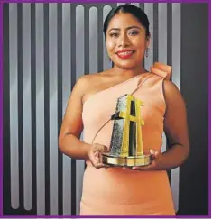  ??  ?? Yalitza Aparicio, ganadora del Premio New Hollywood por "Roma" en el #HollywoodA­wards