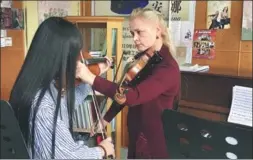  ?? PHOTOS BY CHENG SI / CHINA DAILY ?? Anna Ganina gives a violin class to a student at the Hunan Institute of Science and Technology in Yueyang, Hunan province.