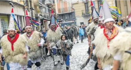  ?? Foto: Iban Aguinaga ?? Una cuadrilla de zanpanzare­s abrió la kalejira de Orreaga por la calles de Pamplona.