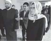  ?? DARREN BROWN/OTTAWA CITIZEN ?? Ontario Premier Kathleen Wynne, right, is joined by Imam Samy Metwally, left, at the Ottawa Main Mosque Friday.