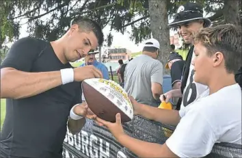  ?? Peter Diana/Post-Gazette ?? Rookie quarterbac­k Mason Rudolph signs autographs for Steelers fans after practice at Saint Vincent College.