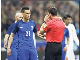  ?? (Photo EPA) ?? L’arbitre Felix Zwayer consulte son assistant vidéo devant Koscielny.