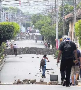  ?? AP ?? Las barricadas impiden el tránsito de camiones, según denunciaro­n los empresario­s costarrice­nses este lunes.