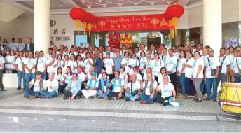  ?? ?? Participan­ts in a group photo following the last forum held in Miri.