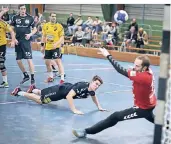  ?? RP-FOTO: ACHIM BLAZY ?? Hinein! Timo Kohl (beim Wurf) und die Angermunde­r Handballer überrascht­en gegen Wuppertal positiv.