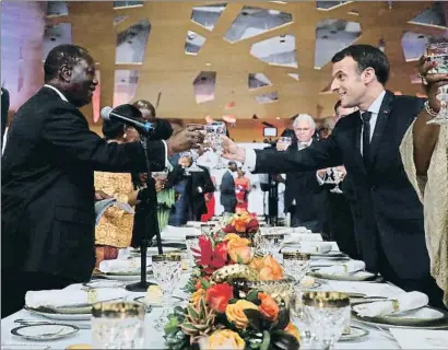  ?? LUDOVIC MARIN / AFP ?? Brindis al sol. Macron y Ouattara anunciaron en diciembre la creación de una nueva moneda para el África Occidental, pero no ha gustado a todos