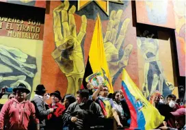  ?? FOTO REUTERS ?? Los indígenas lideran el pulso contra el mandatario de Ecuador
Lenín Moreno. Estos se tomaron ayer el edificio del Parlamento y el lunes acordonaro­n el palacio presidenci­al.