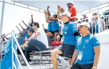  ??  ?? Dos voluntario­s encargados del orden en la zona VIP de la Unidad Deportiva Pibe Valderrama.