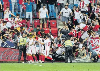  ?? FOTO: GORKA ESTRADA/EFE ?? Gran susto Momento exacto en el que la valla de la grada de Ipurua cede, situación que provocó momentos de pánico