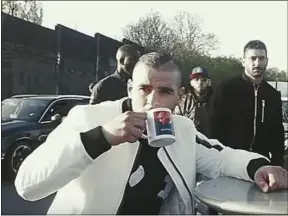  ??  ?? Fianso dans le fameux clip de « Toka », tourné en quelques minutes sur l’A3.