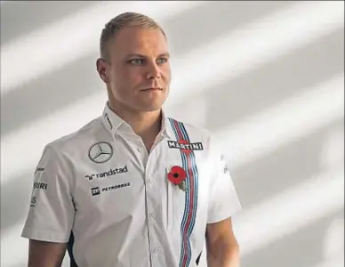  ?? ADRIAN DENNIS / AFP ?? Valtteri Bottas amb l’uniforme de Williams i la rosella del dia del Record britànic