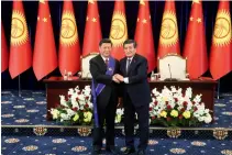 ??  ?? 13 de junio de 2019. El presidente de China, Xi Jinping, recibe en Bishkek la Orden Manas de Primer Grado otorgada por su homólogo de Kirguistán, Sooronbay Jeenbekov. Se trata de la condecorac­ión más alta de dicho país.