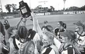  ?? SARAH PHIPPS/THE OKLAHOMAN ?? Southmoore celebrates after beating Owasso for the Class 6A state softball championsh­ip on Saturday.