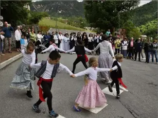  ??  ?? À Saint-Etienne-de-Tinée, d’ordinaire l’un des plus gros festins du haut pays, le programme sera limité aux messes et à deux jours de festivités à définir. (Photo L. C.)