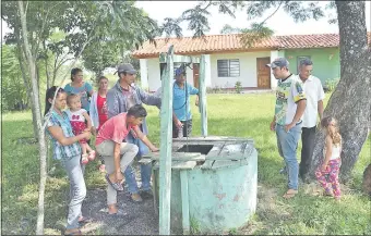 ??  ?? Uno de los pozos que abastece de agua a la comunidad está en el patio de la escuela básica Nº 3775 “Agustín Barrios”.