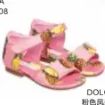  ??  ?? DOLCE& GABBANA桃粉色­帆布鞋 1712 DOLCE& GABBANA粉色凤­梨纹样凉鞋 2989