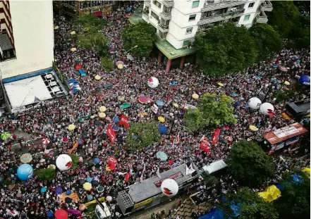  ??  ?? Servidores fazem protesto em frente à Câmara Municipal contra projeto da gestão Doria para a previdênci­a paulistana