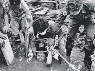  ?? AFP ?? Colòmbia, 1985. Omayra Sánchez (12 anys), atrapada després de l’erupció del volcà Nevado del Ruiz. No va sobreviure