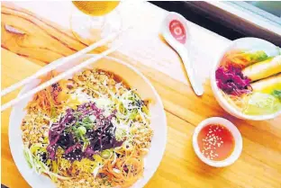  ??  ?? Ensalada de ‘noodles’ con salsa de cacahuetes y rollitos de primavera de Dr. Zhang. A. FROLOFF
