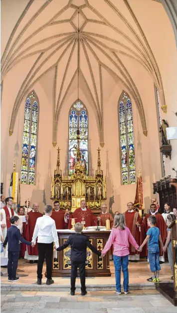  ??  ?? Zum „Vaterunser“bittet der Weihbischo­f auch die Kinder, nach vorne in den Chorraum zu kommen, und alle bilden einen großen Kreis.