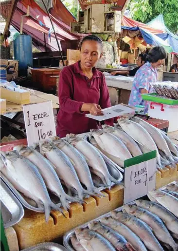  ??  ?? Prized: Ikan terubuk asin from Satok market is bought in bulk by visitors to Sarawak.