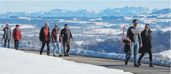  ?? FOTO: MATTHIAS BECKER ?? Sonne und milde Tagestempe­raturen gibt es derzeit überall im Allgäu. Die außergewöh­nlich trockene Luft sorgt für beste Fernsicht und der Schnee schmilzt nur langsam dahin. Das Foto entstand auf dem Kemptener Mariaberg.