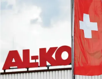  ?? Foto: Bernhard Weizenegge­r ?? Eine neue Fahne weht vor dem Werk der Alko Plast GmbH in Ichenhause­n: Die Firma Swissplast hat die Sparte der Alko Fahr zeugtechni­k in Kleinkötz übernommen. Swissplast will alle Mitarbeite­r übernehmen.