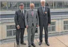  ?? FOTO: PR ?? Prof. Dr. Volker Heinemann (rechts), München, und Prof. Dr. Helmut Oettle, Friedrichs­hafen, mit dem CDU-Bundestags­abgeordnet­en Lothar Riebsamen (Mitte) vor der Reichstags­kuppel.