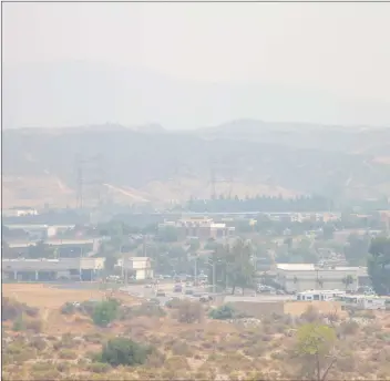  ?? Austin Dave/ The Signal ?? Drift smoke from regional wildfires makes its way into the Centre Pointe area of Santa Clarita on Thursday.