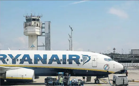  ?? AGUSTÍ ENSESA / ARCHIVO ?? Un avión de Ryanair en el aeropuerto de Girona; la aerolínea irlandesa de bajo coste es la líder absoluta en Europa