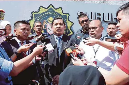  ?? PIC BY AHMAD IRHAM MOHD NOOR ?? The special duties officer to the Defence Minister, Mohd Nasaie Ismail, briefing the media on the report lodged by Defence Ministry yesterday.