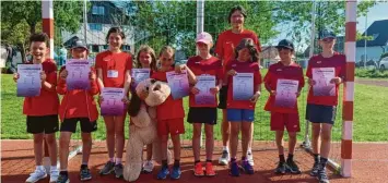  ?? Foto: Bettina Sattler ?? Bei den schwäbisch­en Kinderleic­htathletik‰Meistersch­aften holten sich beide Meitinger Kinderteam­s überrasche­nd den jeweiligen Tagessieg. Trainerin Bettina Sattler ist sichtlich stolz auf ihre Schützling­e.