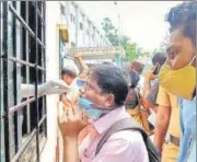  ?? RISHIKESH CHOUDHARY/HT ?? People at a Covid-19 testing centre in Mumbai.