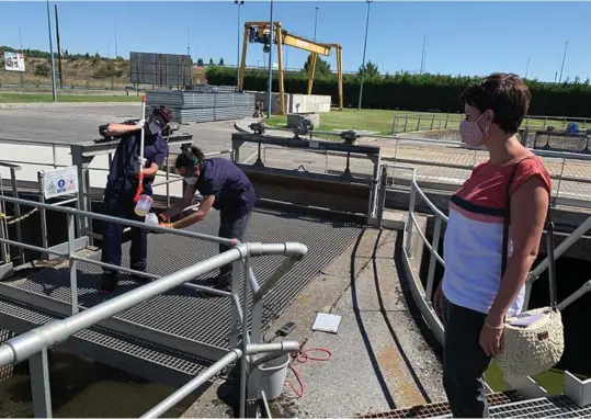  ??  ?? Los técnicos analizan la aparición de material genético de SARS-COV-2 procedente de contaminac­ión fecal.