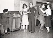  ?? MATTY ZIMMERMAN AP ?? USO dance instructor­s and Army members dance to a jukebox in 1941. The first jukebox debuted in 1889.