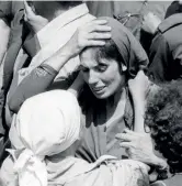  ??  ?? Disperazio­ne Franca Rampi, madre di Alfredino, durante i soccorsi nel giugno 1981 a Vermicino