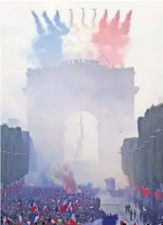  ?? AFP ?? Oui, ici, c’est Paris: Der Triumphbog­en ist in Rauch gehüllt.