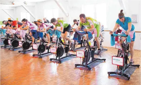  ?? FOTO: ARCHIV/LANG ?? Bei einem Indoor Cycling Marathon – wie hier in Leutkirch – sitzen die Sportler bis zu sechs Stunden auf den Rädern.