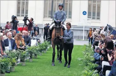  ??  ?? SORPRESA. Álvarez Aznar entró a caballo a la presentaci­ón del Concurso de Saltos de 4 al 6 de mayo.