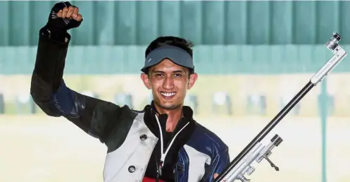  ?? — KAMARUL ARIFFIN / The Star ?? Sharpshoot­er: Muhd Ezuan Nasir Khan celebrates after winning the men’s 50m rifle prone in the Tun Hanif Trophy at the Subang Shooting Range yesterday.