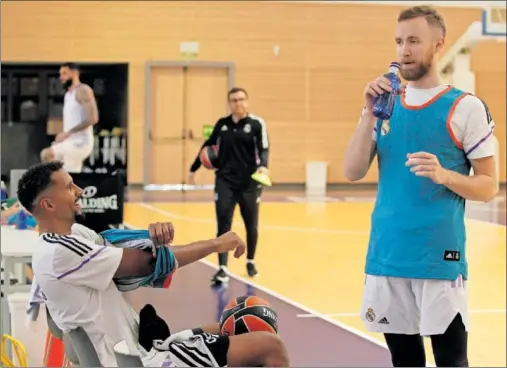  ?? ?? Dzanan Musa bromea con Petr Cornelie antes del entrenamie­nto de ayer, con Vincent Poirier y Guillermo Frutos, técnico ayudante, al fondo.