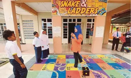  ?? FILE PIC ?? Pupils taking part in an activity at the English Language Theme Park in SK Kuala Berang, Terengganu.