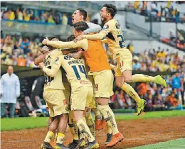  ?? MEXSPORT ?? Los jugadores de América celebran el segundo gol.