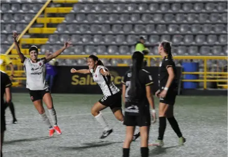  ?? MARVIN CARAVACA ?? Keylin Gómez festeja su primera anotación con la Liga y Paula Coto se une a la celebració­n, ante la incredulid­ad de las jugadoras de Sporting, quienes esperaban un duelo menos dispar.