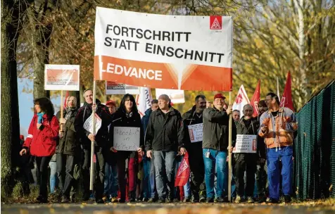  ?? Foto: Gregor Fischer/dpa ?? Die Mitarbeite­r von Ledvance wollen die Standortsc­hließung in Augsburg nicht hinnehmen. Sie kämpfen zusammen mit dem Betriebsra­t, der IG Metall und Vertretern aus der Politik für ihre Arbeitsplä­tze.